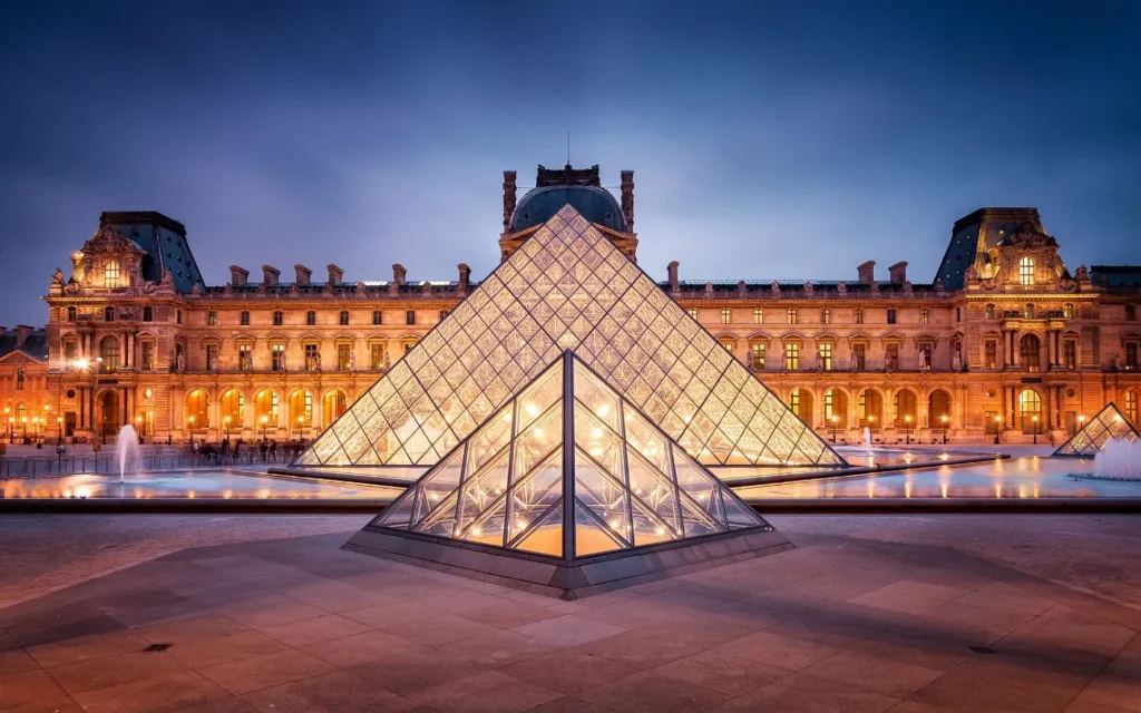 Louvre Pyramid ตัวอย่างการใช้ Facade เป็นกระจกและโลหะรูปทรงพีระมิดขนาดใหญ่ เพื่อเพิ่มความสวยงาม และตอบโจทย์สภาพแวดล้อมและการใช้งาน